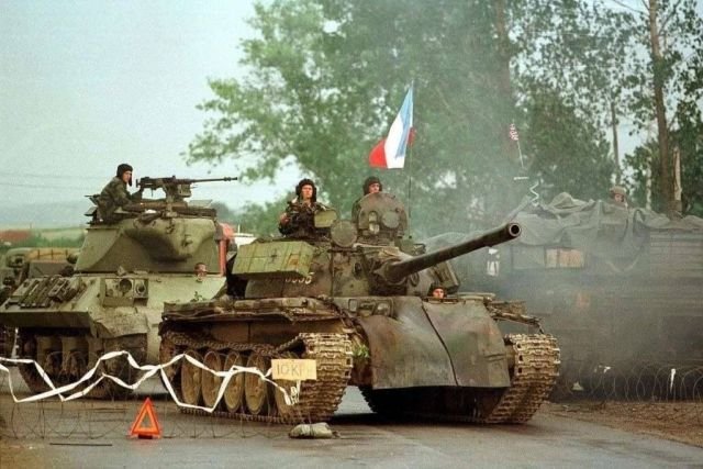 Вывод югославской армии из Косова и Метохии, июнь 1999 года. На заднем плане стоит американский Абрамс.