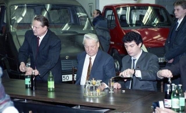 Губернатор Борис Немцов сопровождает президента РФ Бориса Ельцина во время поездки по городам Поволжья в Нижнем Новгороде. 1992 год.