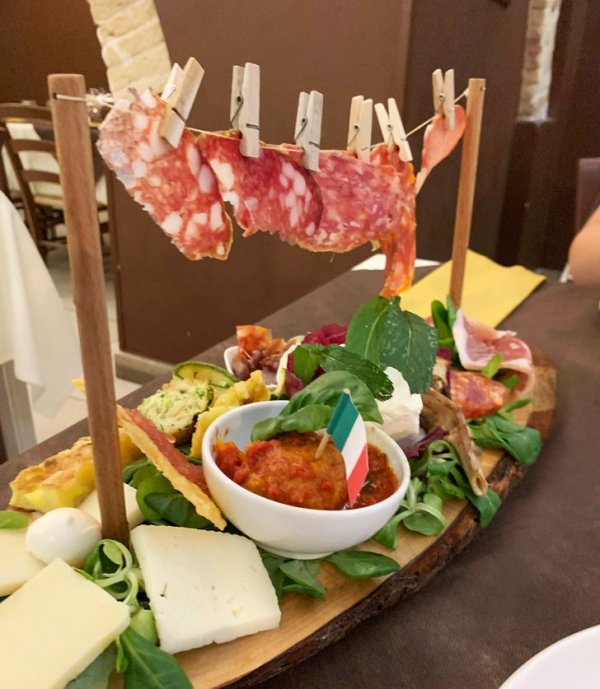 Вот так подают мясное ассорти в ресторане в Абруццо