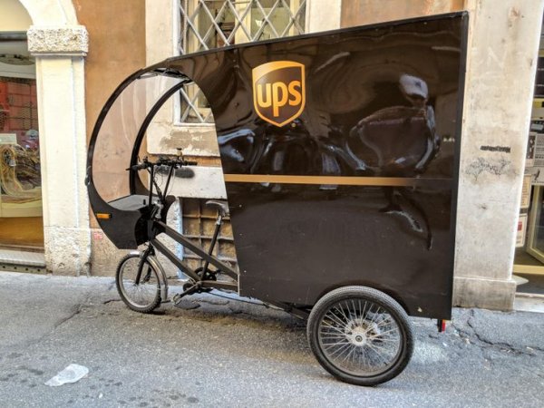 Вот такие «велосипедные грузовики» используются на узких улочках Рима для доставки посылок