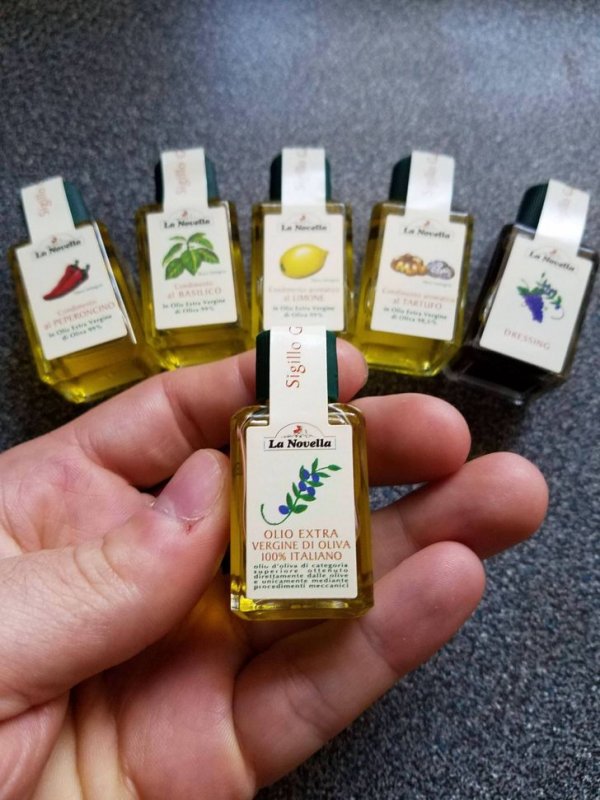Крошечные бутылочки с оливковым маслом