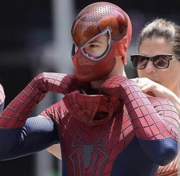 Эндрю Гарфилд в костюме Человека-паука