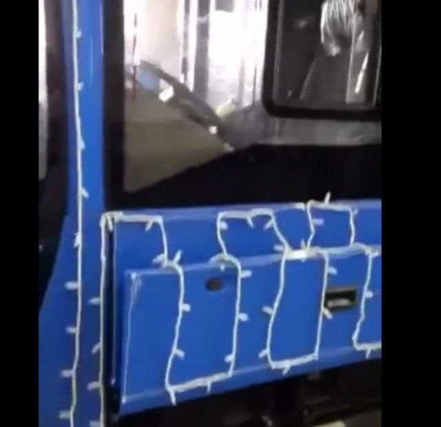 В Кемерово кто-то додумался продырявить автобус саморезами, чтобы закрепить гирлянды