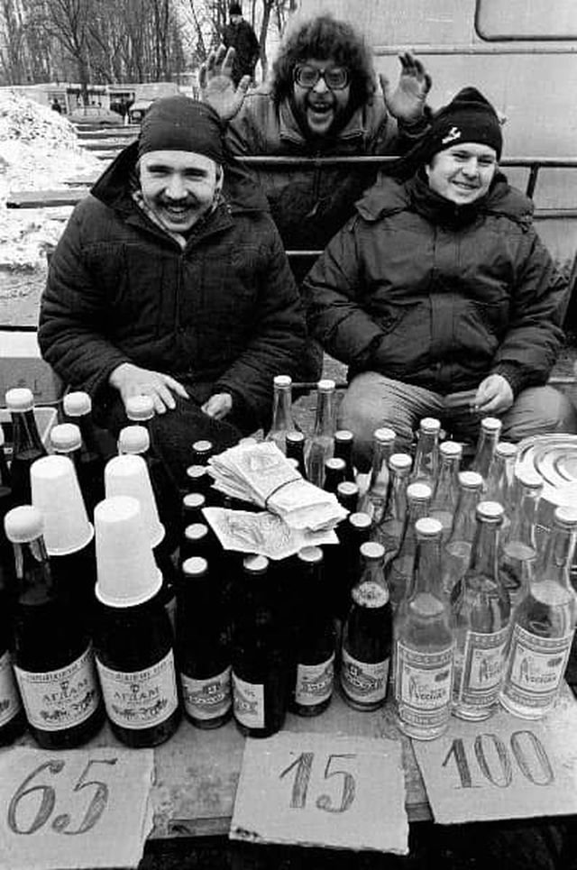 Стихийная торговля у метро «Динамо» в Москве, 1992 год