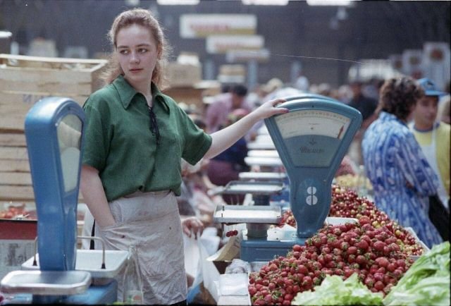 Продавщица на Кузнечном рынке, 1991 год. Смотрим под левую чашу весов.