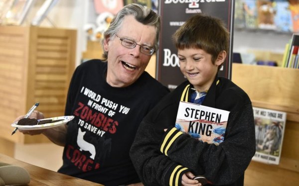 Стивен Кинг делится печеньем с юным фанатом