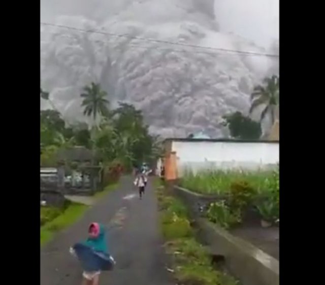 Кадры как из фильма про апокалипсис: извержение вулкана Семеру в Индонезии