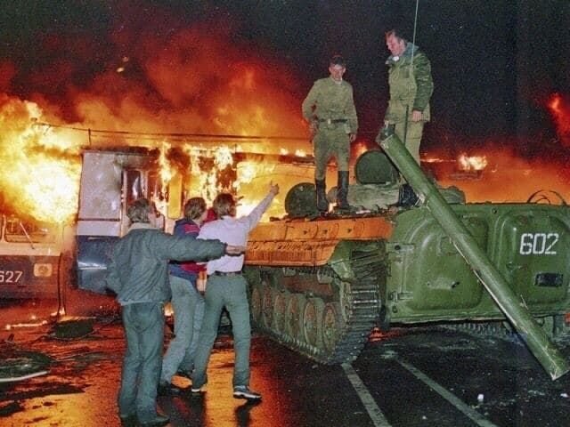Горящие троллейбусы перегородили путь танкам, Москва, август 1991 года.