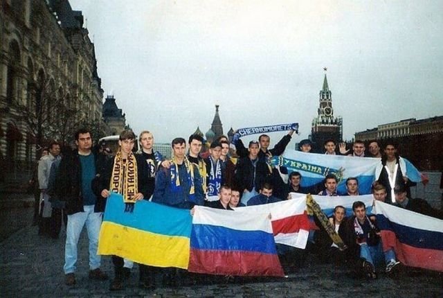 Фанаты сборной Украины, болельщики сборной России и белорусские туристы, Москва, Россия, 9 октября 1999 года.