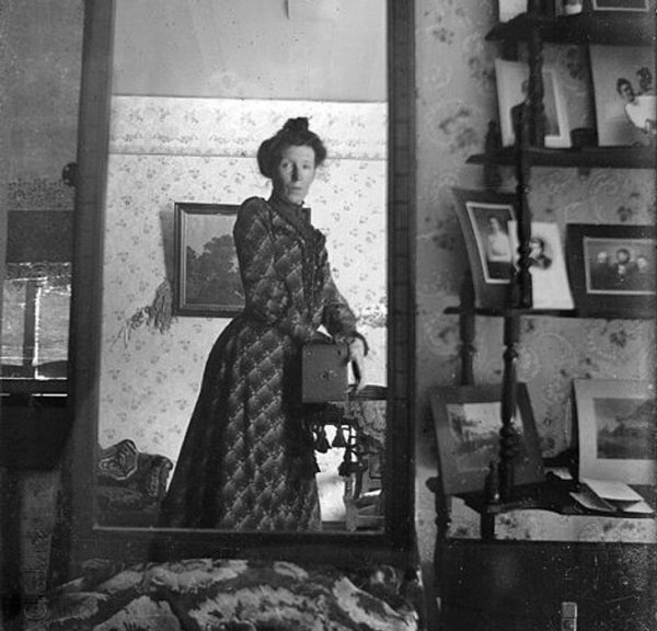Просто неизвестная дама, делающая селфи в 1900 году
