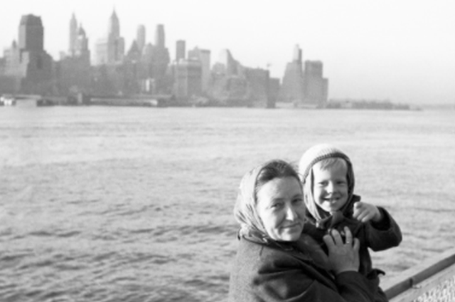 Семейное фото на фоне Нью-Йорка 50-х годов