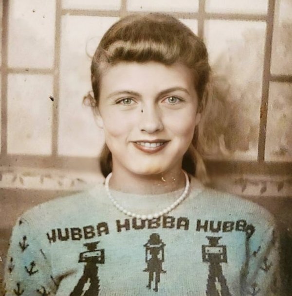«Нашла в бабушкином альбоме фото конца 40-х годов, на котором изображена ее подруга. И теперь мечтаю о таком же свитере, как у этой дамы»