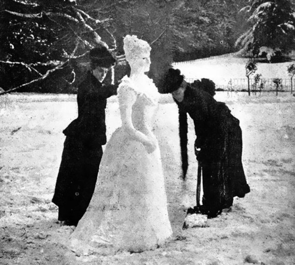 Вот какую роскошную снежную бабу слепили 2 викторианские женщины в далеком 1892 году