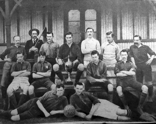 Аргентинский футбольный клуб «Бельграно» с одним из своих первых кубков, 1900 год