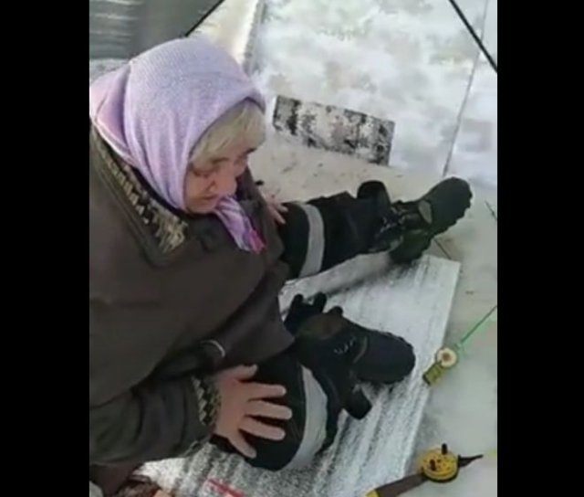 Рыбалке возраст не помеха: бабуле 81, а она отдыхает на зимней рыбалке