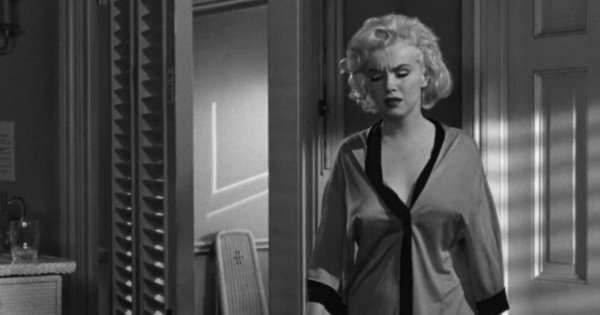 Душечка спрашивает, где бурбон, в фильме «В джазе только девушки» (1959)