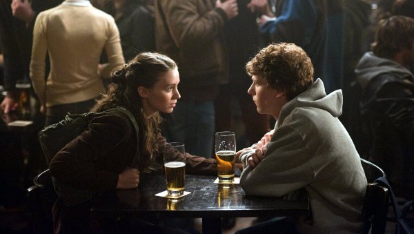 Марк Цукерберг ругается со своей девушкой в фильме «Социальная сеть» (2010)