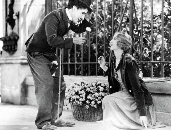 Бродяга встречает девушку в фильме «Огни большого города» (1931)
