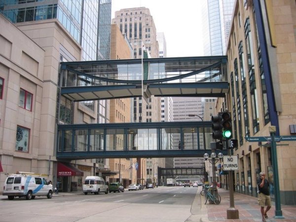 В Миннеаполисе, США, существует система из переходов между зданиями, которая объединяет здания в районе 15 километров