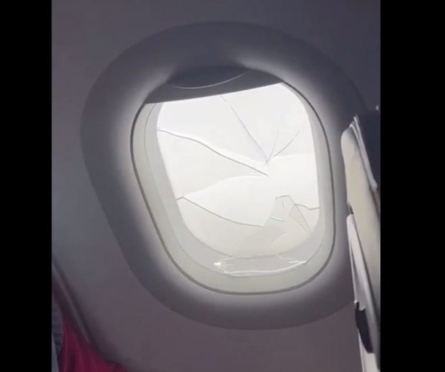 Буйный пассажир разбил внутреннее стекло иллюминатора, после чего довольный сидел в кресле