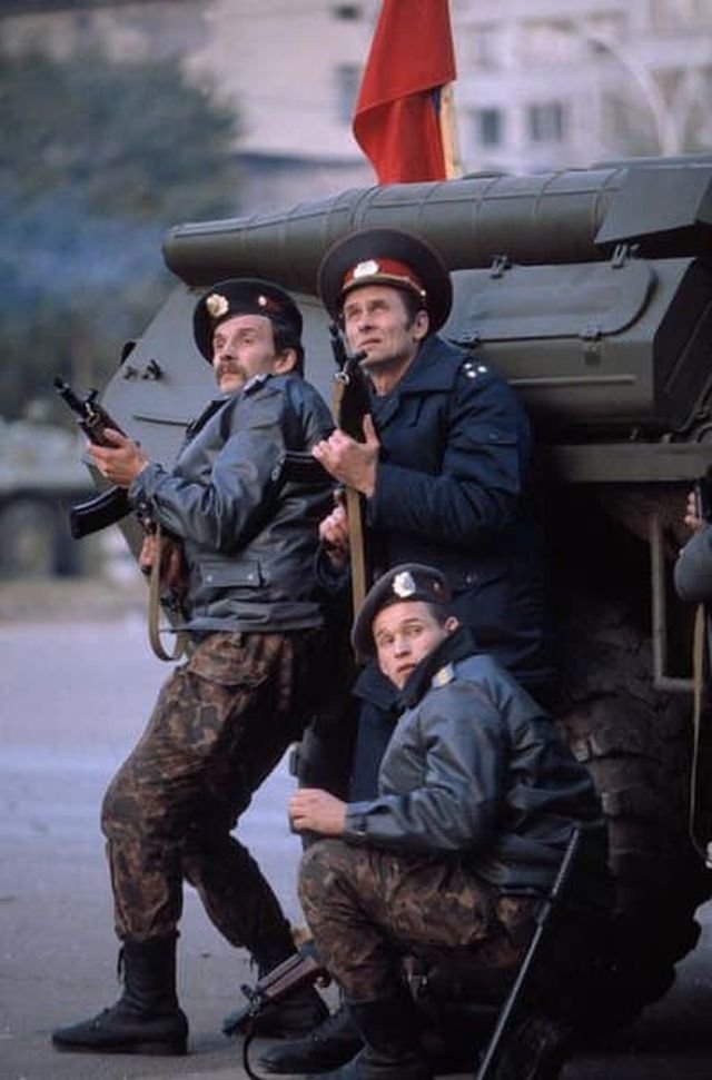 Сотрудники ельцинской милиции во время перестрелки у Белого Дома. 4 октября 1993 года.