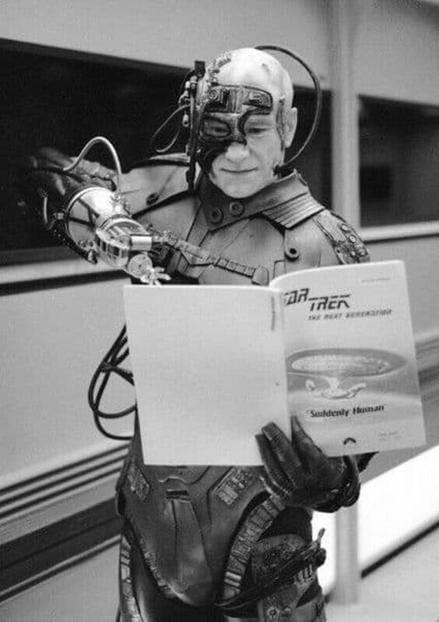 Сэр Патрик Стюарт читает сценарий к фильму &quot;Звездный путь: Новое поколение&quot;, 1990 год