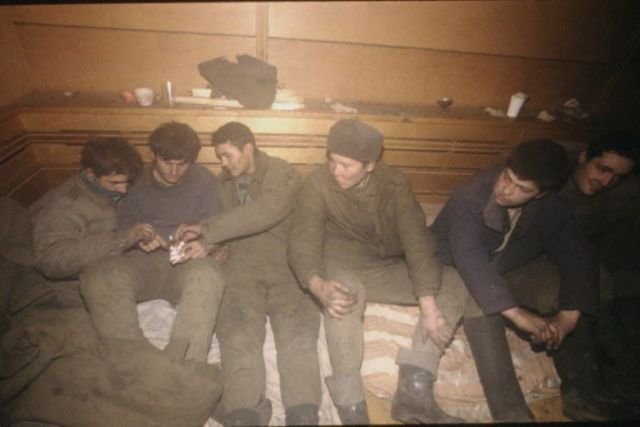Русские солдаты, попавшие в плен после провального новогоднего штурма. Начало января, 1995 г.