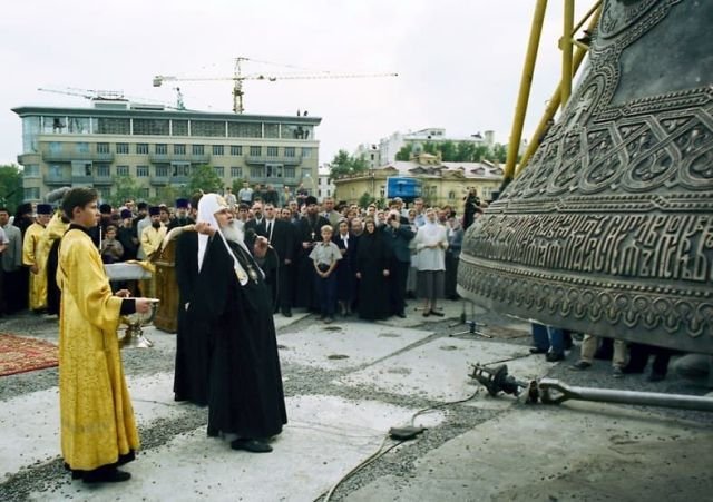Патриарх Алексий II освящает колокол для Храма Христа Спасителя, отлитый на Заводе имени Лихачева, 1997 год.