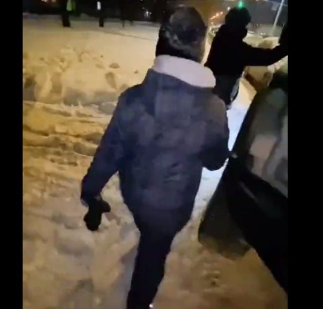Мужчина решил проучить детей, который закидали его машину снежками