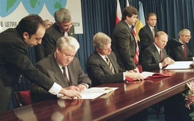 лидерами России, Украины, США, и Великобритании подписан Будапештский Меморандум