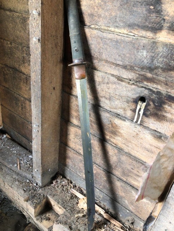 Во время ремонта столетнего дома можно обнаружить меч