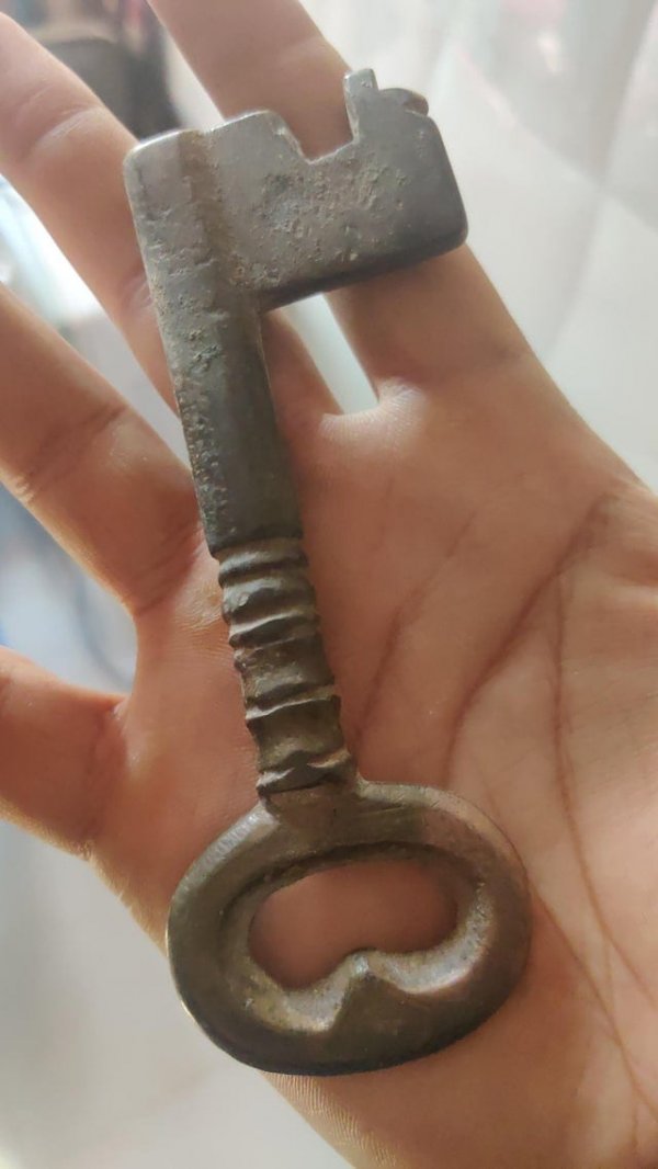 Обнаружил загадочный старый ключ