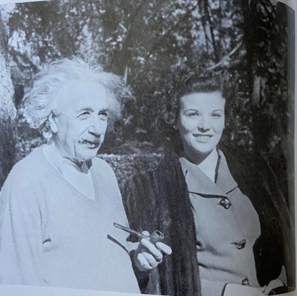 Моя бабушка проводит время с Альбертом Эйнштейном во дворе своего дома