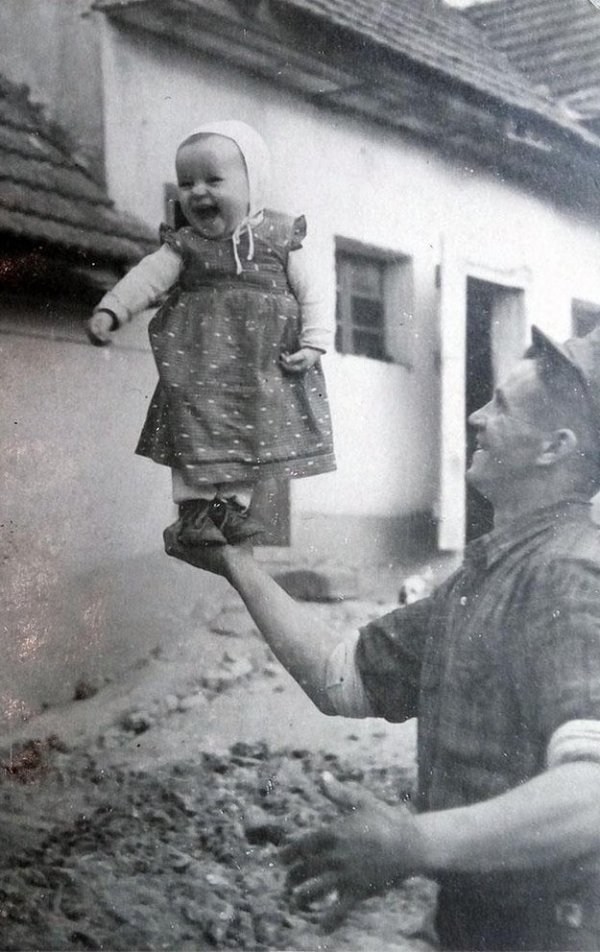 Мой дедушка выполняет акробатический трюк с моей мамой в 1958 году