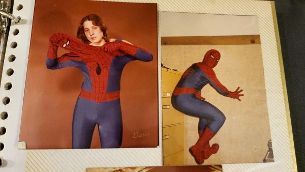 Фотографии моего отца, который работал для комиксов Марвел в роли Человека-паука с 1978 по 1981 года