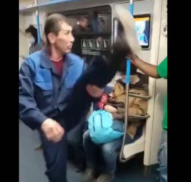 Поднял настроение пассажирам метро своим зажигательным танцем