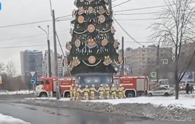 И пусть огонь подождет - в Петербурге пожарные водили хоровод вокруг елки