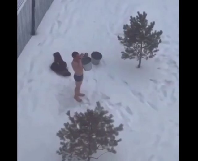 Закаляемся: житель Барнаула вылил на себя два ведра ледяной воды, выйдя на улицу в мороз