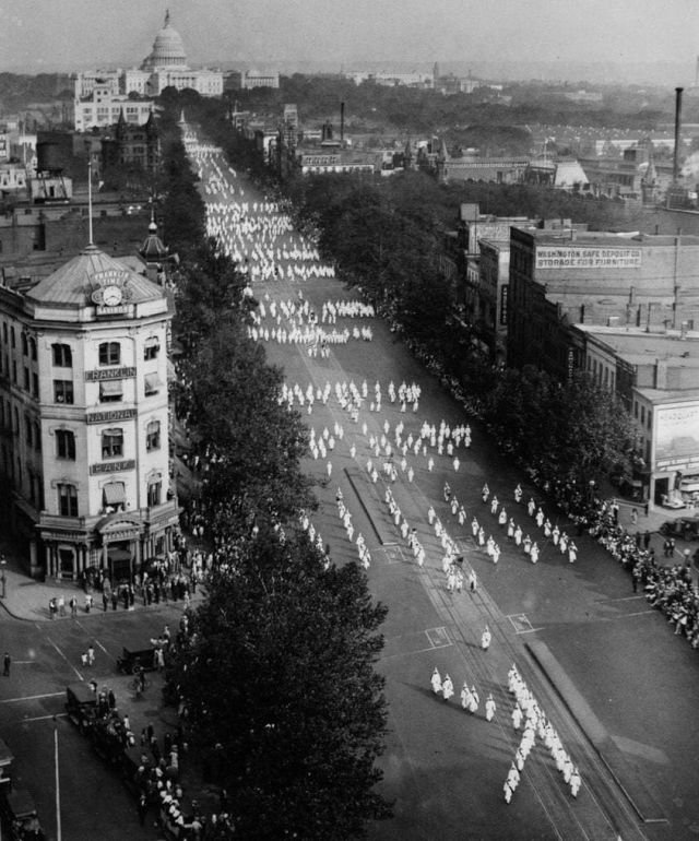 Парад ненависти: шествие 50 000 куклуксклановцев в Вашингтоне, 13 сентября, 1926 года.
