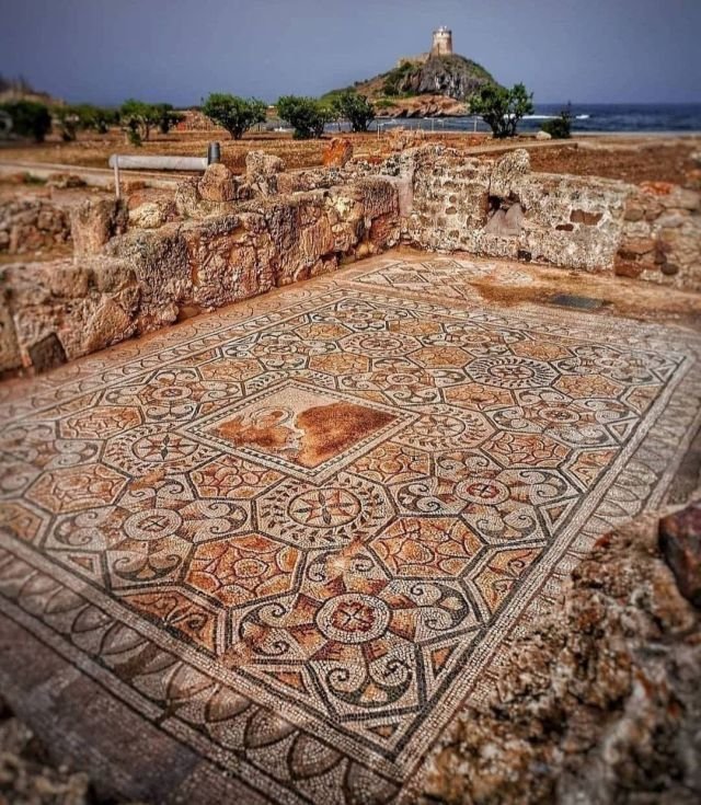 Великолепная римская мозаика из археологического парка Нора на юге Сардинии, Италия.
