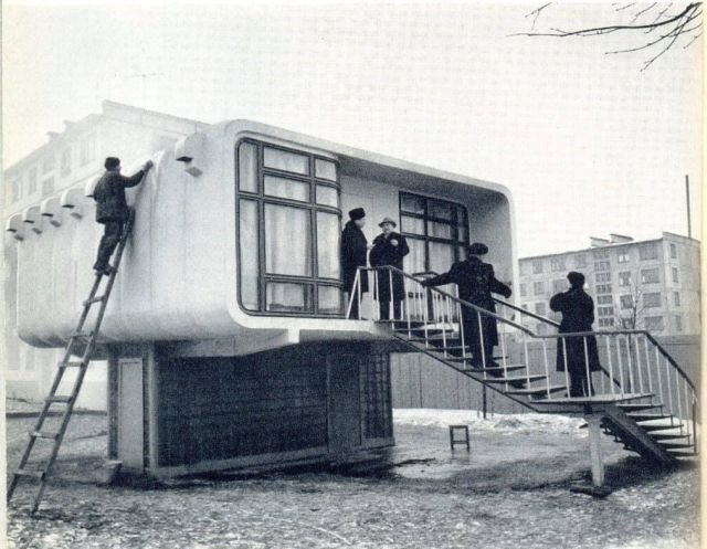 Первое экспериментальное жилое помещение в СССР, построенное из пластика. 1961 год.