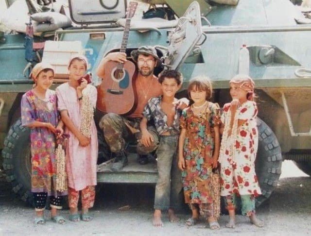 Юрий Шевчук с детьми, Таджикистан 1996 год.