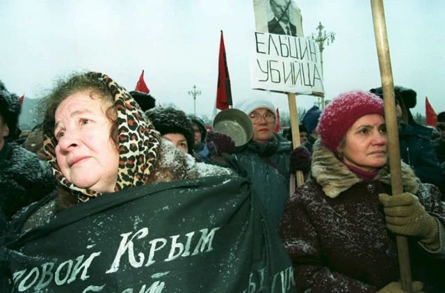 Женщины на коммунистическом митинге, посвященном первой годовщине принятия Конституции. 12 декабря 1994 года.