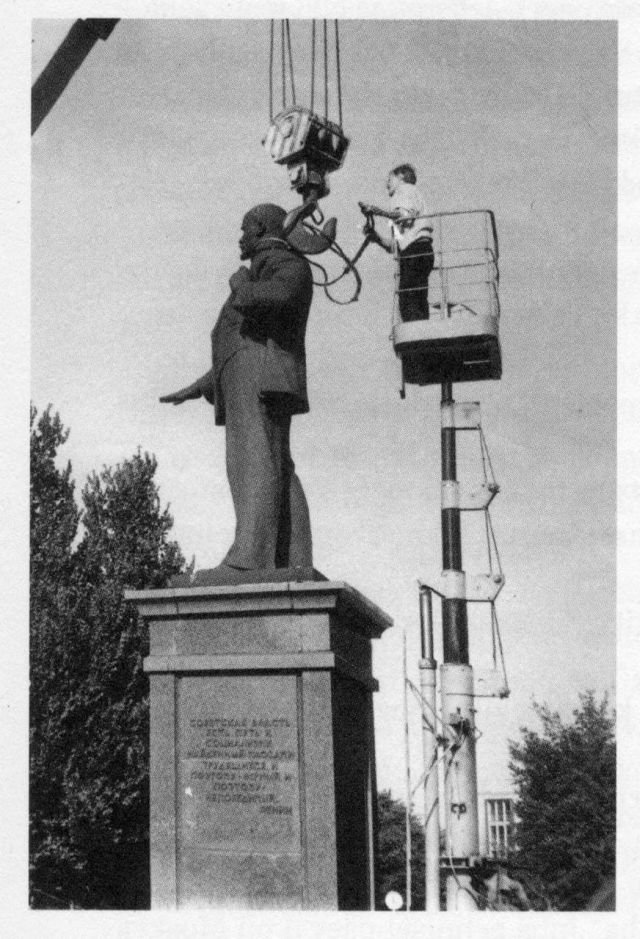 23 августа 1991 года – демонтаж памятника Ленину в Таллине (Эстония).