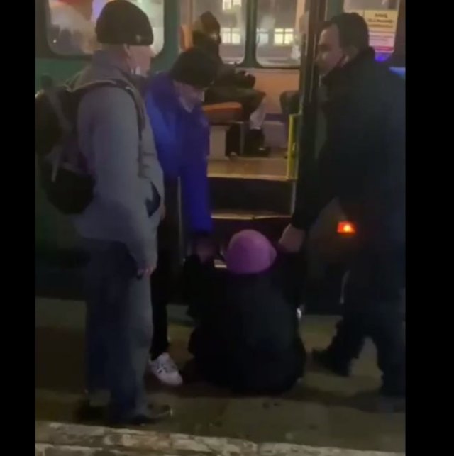 В Екатеринбурге водитель грубо вытащил пенсионерку из автобуса - она слишком долго заходила в салон
