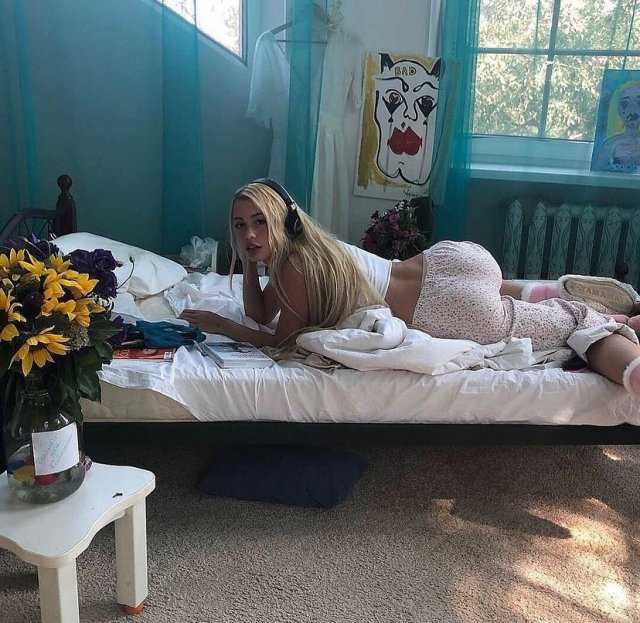 Рэперша Hofmannita (Хофманнита) лежит на кровати и демонстрирует попу