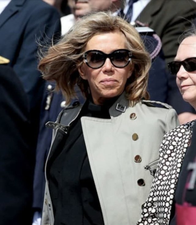 Жена президента Франции Брижит Макрон подает в суд из-за слухов, что она трансгендер