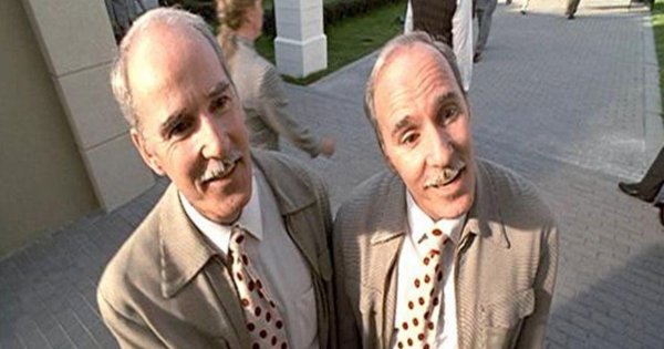 Близнецы из «Шоу Трумана» (1998) — это два полицейских, которые работали охранниками на съёмочной площадке фильма
