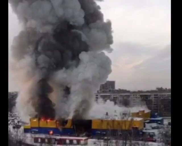 В Томске загорелся гипермаркет &quot;Лента&quot; - у магазина уже обрушилась крыша