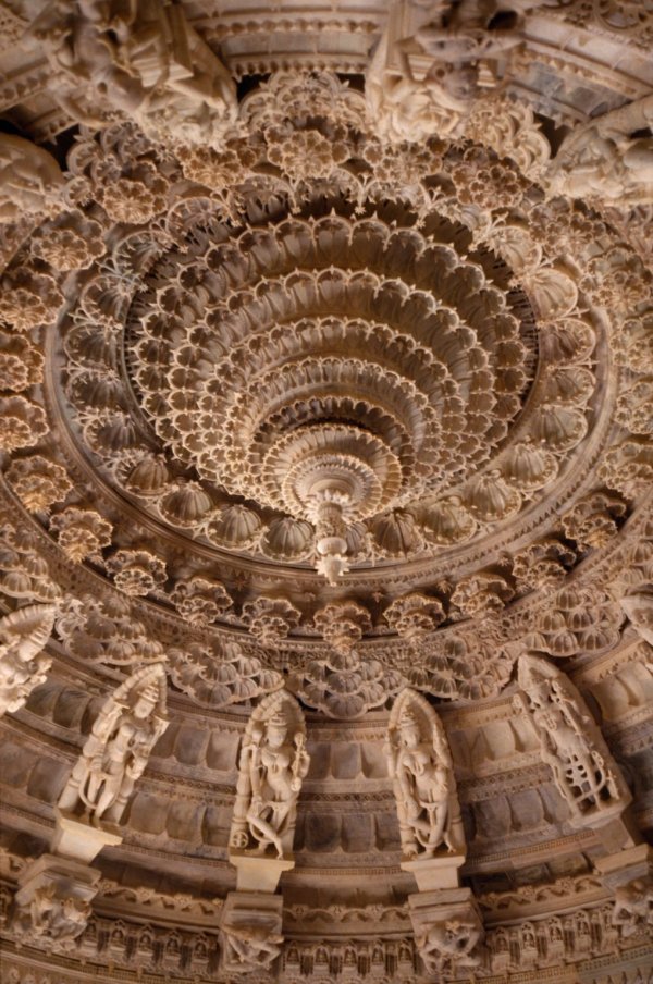 Резной купол Луна Васахи, джайнского храма 13 века, полностью построенного из белого мрамора